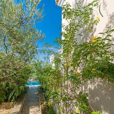 Sleeps 2 Pool Air Con Wifi Villa