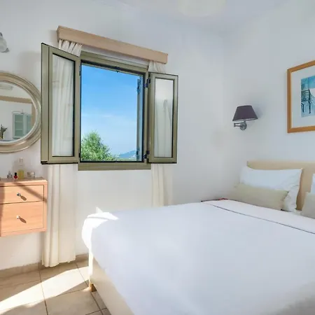 Sleeps 2 Pool Air Con Wifi